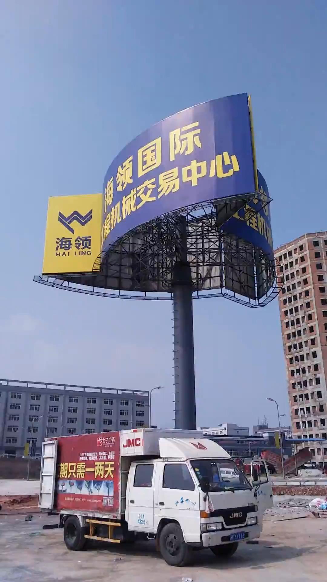 高炮广告牌的艺术与工程 一次成功的旋转广告牌安装案例